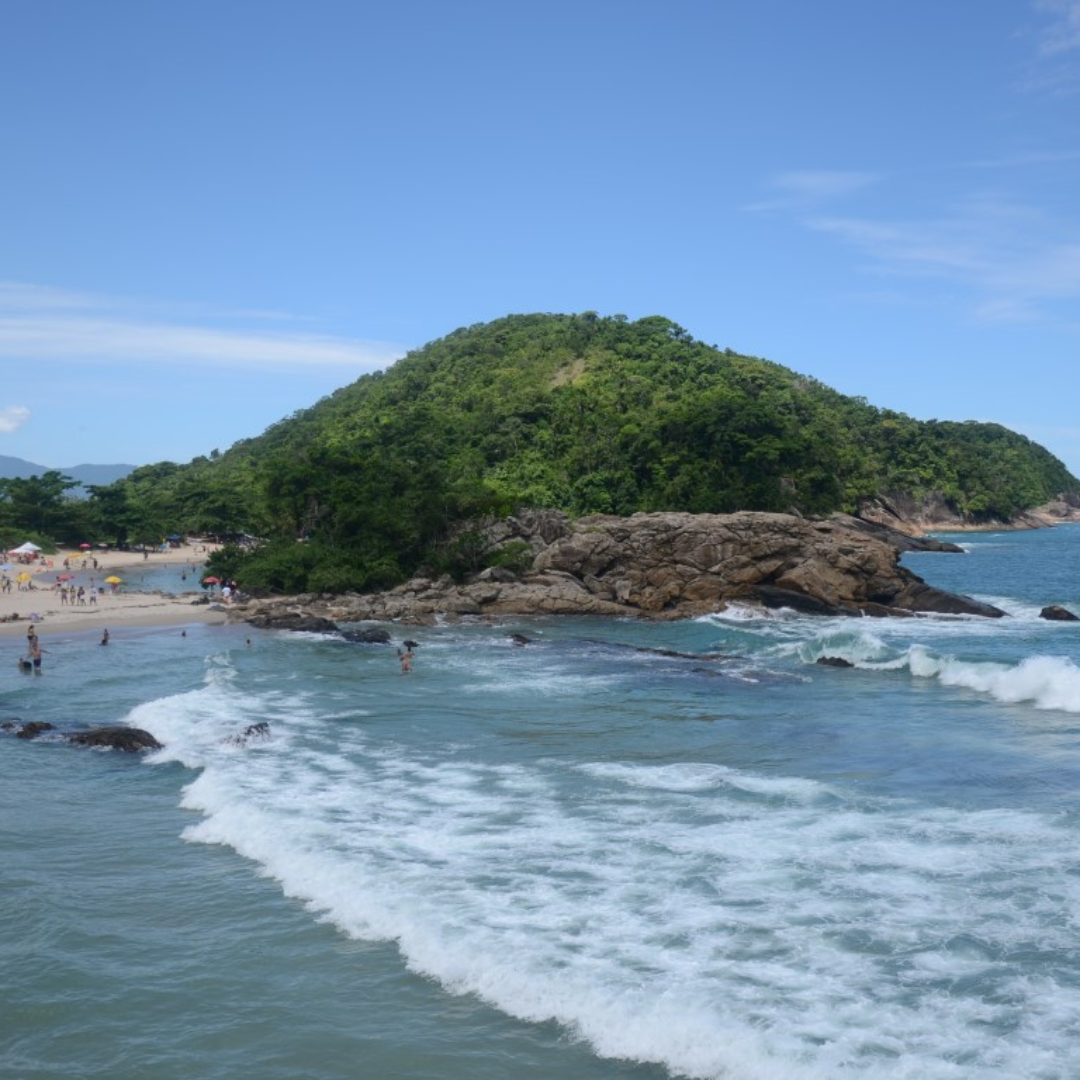 Relaxar na Praia do Meio e Praia dos Ranchos, famosas por suas águas cristalinas.