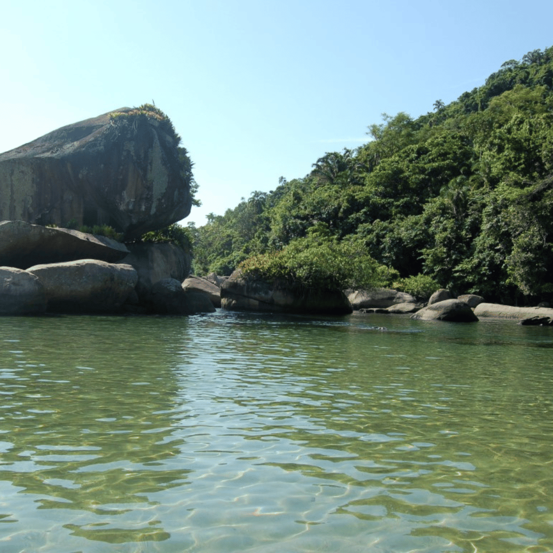 Explorar a Praia do Cachadaço e suas piscinas naturais.